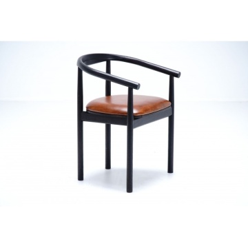 Scaun dining cu brațe din piele naturală și lemn de stejar, maro, cu spătar curbat continuat în brațe și picioare negre, 74 x 57 x 53 cm, „Serenity” - Img 4