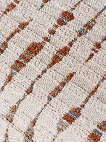 Scaun dining cu brațe tapițat tip fotoliu din lemn de salcâm și textil, bej, cu spătar rotunjit și trei picioare late, 77 x 63 x 60 cm, „Amphitryon” - Img 8