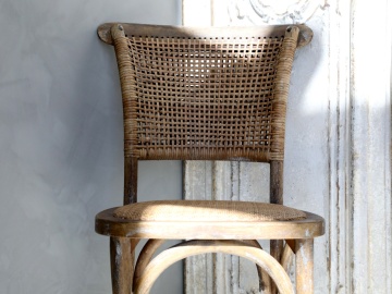 Scaun dining împletit vintage din lemn de hevea și ratan, bej, cu spătar curbat și arcuri din lemn sub șezut, finisaj patinat, 88 x 40 x 45 cm - Img 3