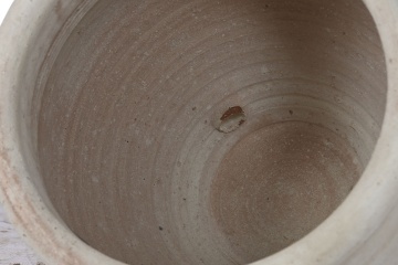 Set 3 ghivece decorative din teracotă artizanală, finisaj craft alb-crem, cu 4 anse fiecare, 45×45×38 cm, „Jerba" - Img 5