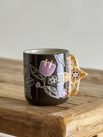 Set 4 cești din ceramică artizanală, multicolor, pictate manual cu motive florale, cu toartă sculptată în formă de pasăre, 8,5x9,5 cm, „Vivielle" - Img 2