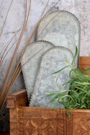 Set de 3 tăvi din metal cu margine decorativă tip dantelă, finisaj zinc antichizat - Img 4