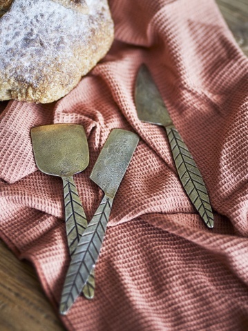 Set rustic de 3 cuțite pentru brânzeturi din metal cu model vegetal, finisaj alamă antichizată, 19×5 cm, „Citra” - Img 3