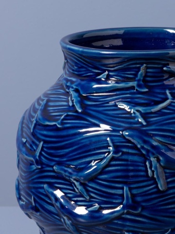 Vază din ceramică albastră, mică, cu balene și valuri în relief, 20,5 x Ø 20,5 cm, „Azula” - Img 4