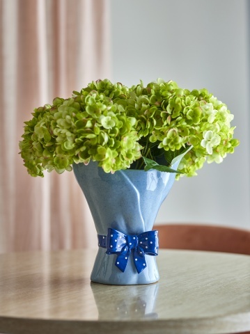 Vază din ceramică artizanală, albastru, cu formă ondulată și fundiță decorativă cu buline, 19,5x28,5 cm, „Belivia" - Img 5