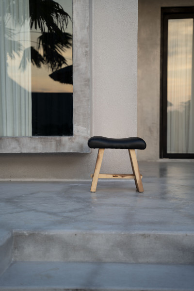 Taburetul Suar cu piele - negru natural, Bazar Bizar