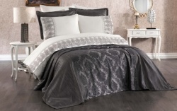 Cuvertura de pat crem din brocard 250*260cm cu 2 fete de perna 60*80cm