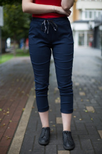 Pantaloni material elastic foarte confortabili. 
