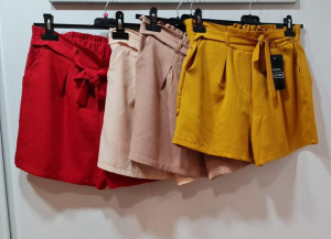 Pantaloni scurti Cora color