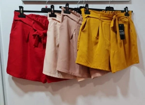 Pantaloni scurti Cora color