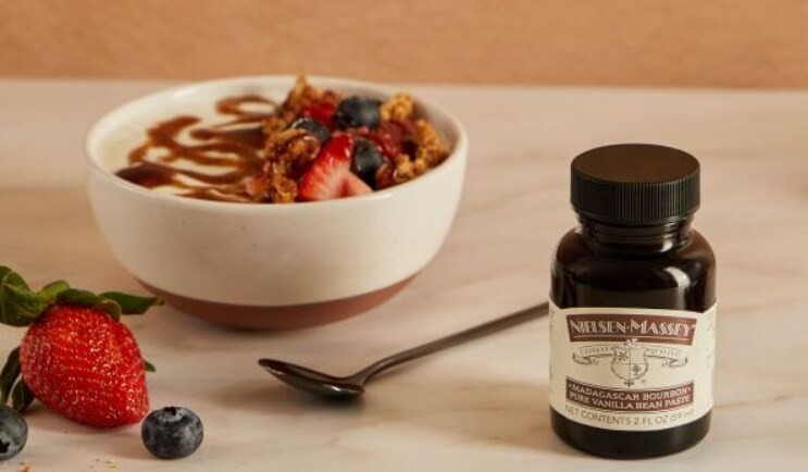 Pastă de vanilie Nielsen-Massey servită cu iaurt, fructe și granola