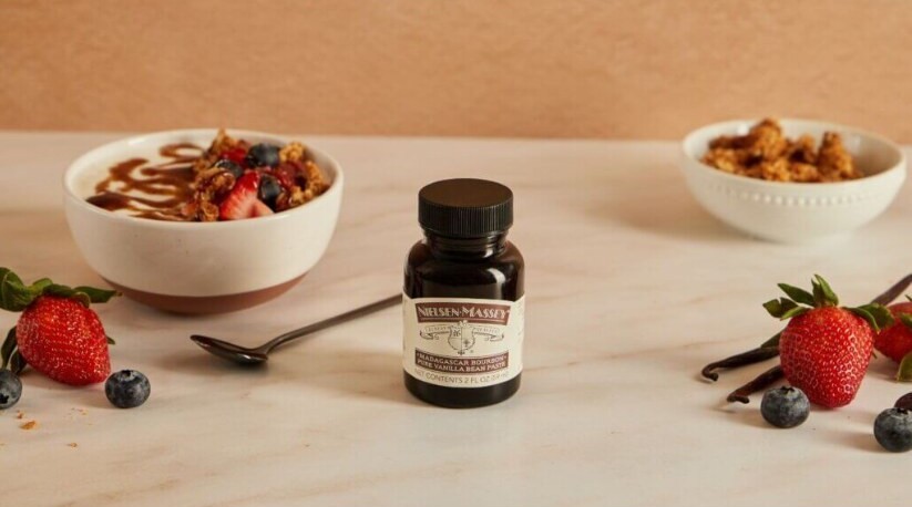 Pastă de vanilie Nielsen-Massey cu iaurt, granola și fructe