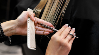 Cum să te pregătești pentru o carieră ca hairstylist: instrumentele esențiale