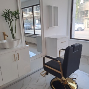 Set mobilier frizerie cu 2 posturi de lucru, 2 scaune barber rabatabile, 2 ucenici, negru cu auriu - Img 5