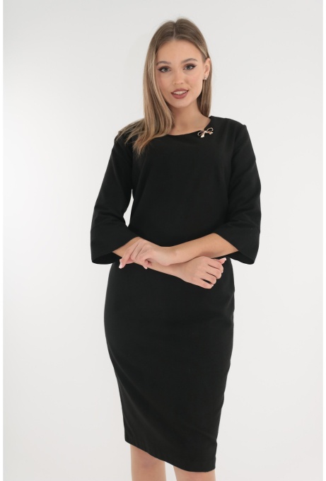 Rochie uni neagra cu brosa aurie