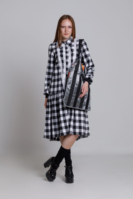 Rochie EDINA24 alb-negru in carouri cu aplicatii de dantela alba