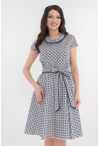 Rochie clos alba cu model geometric bleumarin-rosu