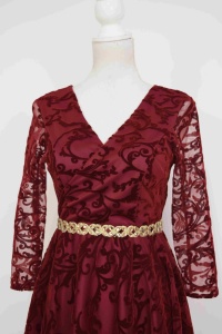 Rochie de ocazie din broderie de catifea visinie cu accesoriu auriu - Img 3