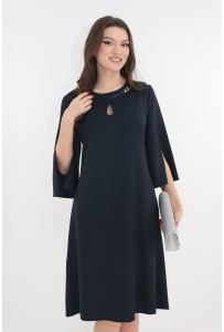 Rochie eleganta bleumarin cu decupaj si accesoriu auriu la decolteu