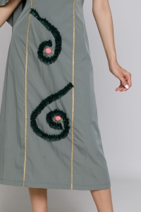 Mira khaki dress with long sleeves and embroidery - Img 5