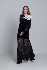 Bluza MILLER neagra din catifea cu flori albe aplicate - Img 1