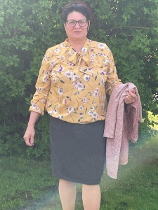 Compleu bluza mustar cu flori si fusta gri - Img 2