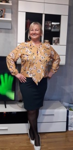 Compleu bluza mustar cu flori si fusta neagra - Img 2