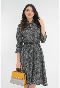 Rochie clos neagra cu print abstract si cu o curea neagra in talie