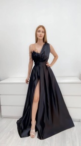 Rochie lunga de ocazie in tafta cu broderie florala si pene