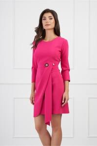 Rochie Oana fucsia cu brosa in talie si fusta petrecuta