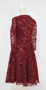 Rochie de ocazie din broderie de catifea visinie cu accesoriu auriu - Img 4