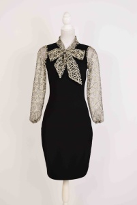 Rochie cu maneci si esarfa broderie bej aurie