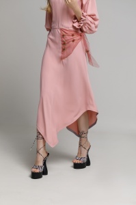Rochie HARRIS roz pudrat cu esarfa brodata - Img 4