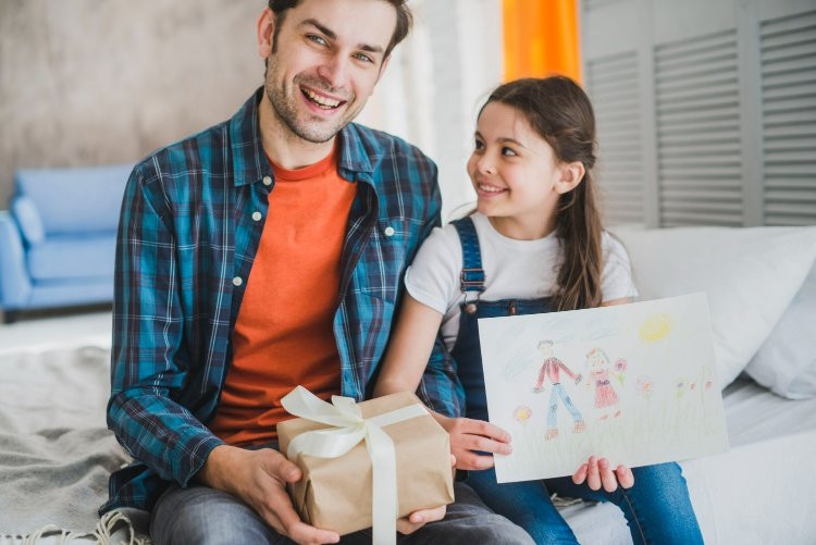 Idei de cadou pentru tata – daruri prin care il poti surprinde indiferent de ocazie