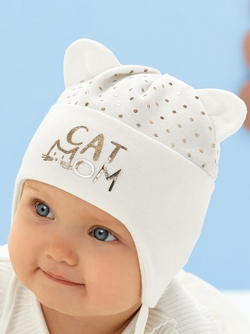 Caciula bebelusi, model crem din bumbac, cu urechiuse si textul "CAT MOM"