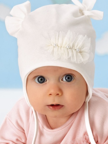 Boneta bebe eleganta cu fundite si perlute