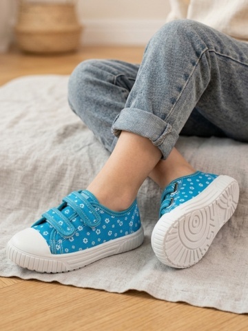 Tenisi clasici pentru fete cu model floral si inchidere cu doua barete cu scai - Viggami