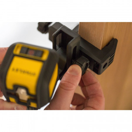 Stanley STHT77498-1, nivela laser cubix cu linie in cruce, lumina rosie (630 nm), auto-nivelare, prindere cu clema, 2x1.5V AA, ± 0.6mm/m, raza actiune 12m