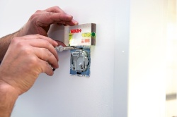 Nivelă sticla acrilica ( Boloboc ) pentru electricieni R100, 2 bule, 10cm - Sola-01622101 - Img 2