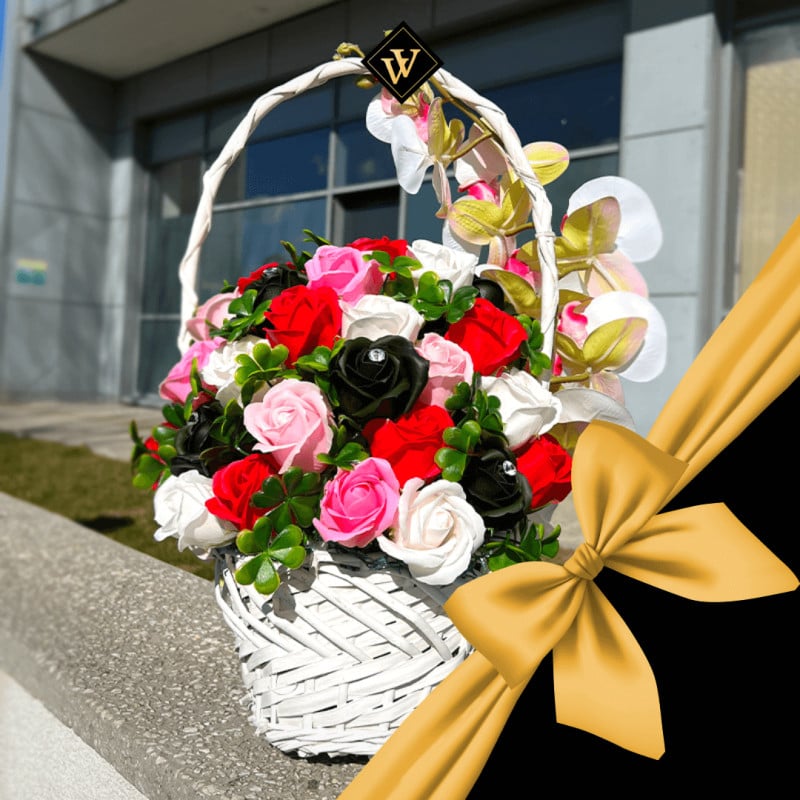 Cosulete cu flori – idei de cadouri pentru femei de 8 Martie