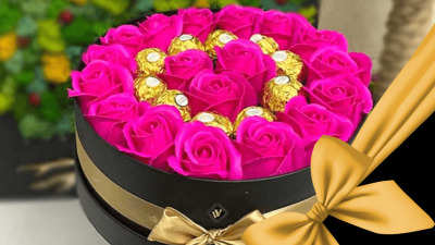 Idei de cadouri pentru femei - Cutii cu trandafiri de sapun, bomboane și alte surprize speciale pentru ea