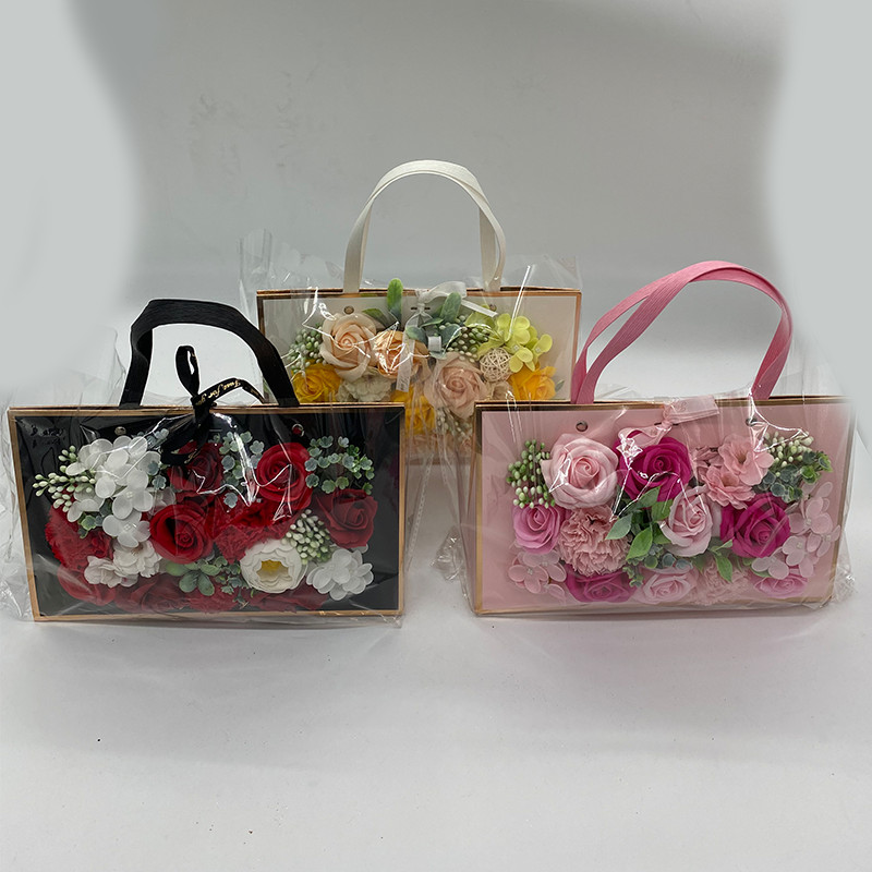 Aranjament floral in forma de poseta cu flori de sapun, 27 x 16 x