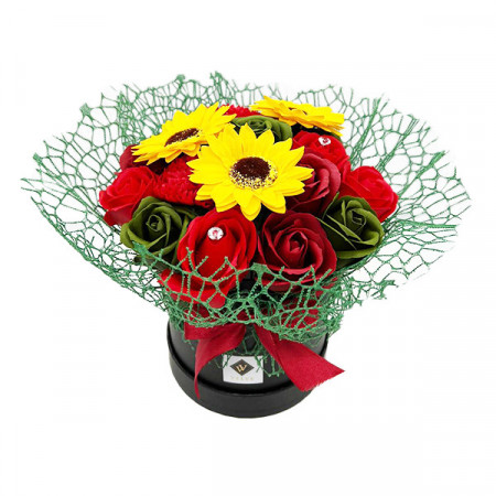 Aranjament floral Ametist cu flori de sapun, in cutie rotunda neagra, accesorizata cu funda si plasa sizal, rosu-verde-galben