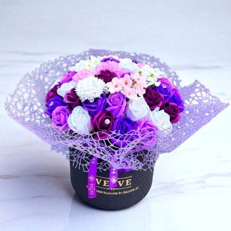 Aranjament floral Ametist, flori de sapun, in cutie rotunda neagra ⌀ 20cm, accesorizata cu funda si plasa sizal, mov-crem-alb