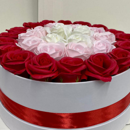 Aranjament floral cu 31 trandafiri sapun in cutie rotunda alba