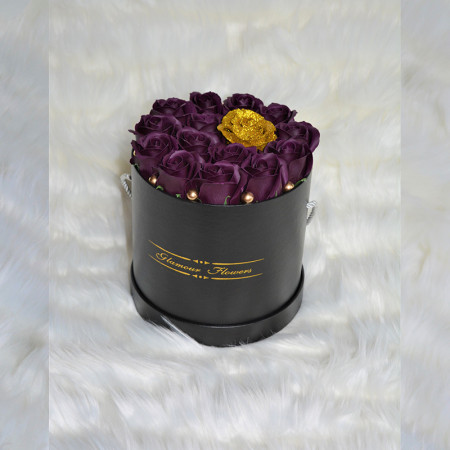 Aranjament floral Glamour Flower cutie rotunda neagra cu 15 trandafiri sapun