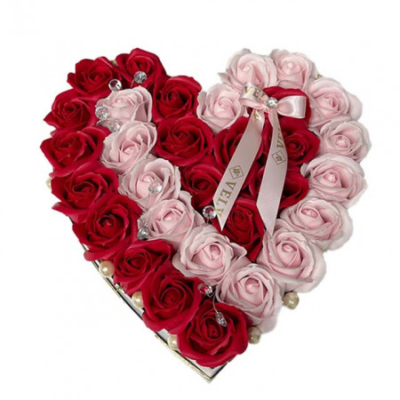 Aranjament floral Isaria cu 31 trandafiri de sapun in doua nuante si accesorii perlate, rosu-roz