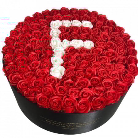 Aranjament floral personalizat cu litera, cutie rotunda neagra cu 101 trandafiri de sapun, F