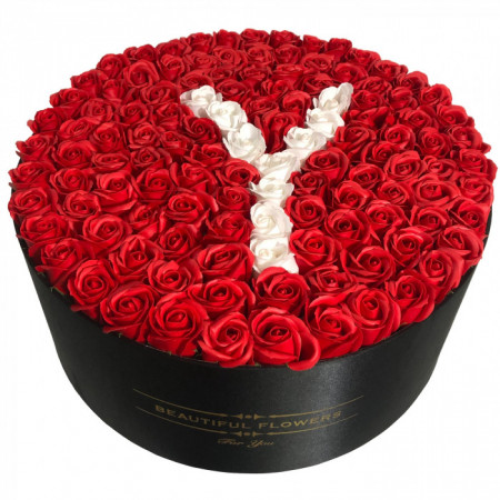 Aranjament floral personalizat cu litera, cutie rotunda neagra cu 101 trandafiri de sapun, Y