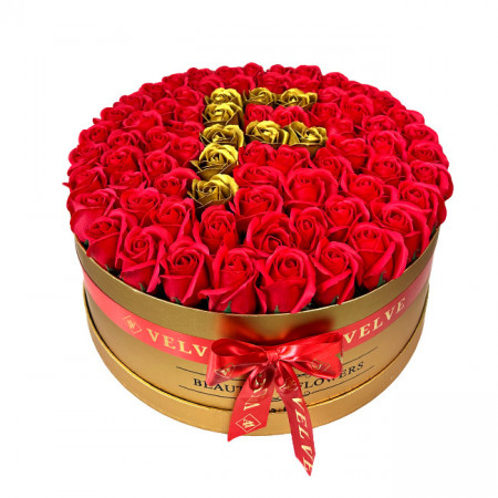 Aranjament floral personalizat cu litera F, in cutie rotunda aurie cu 55 trandafiri de sapun